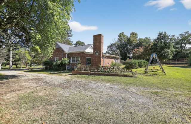 Charming 4BR mini farm in Salisbury - 3525 East Ridge Road, Rowan County, NC 28144