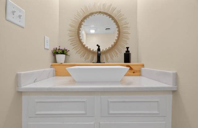Adorable 2-Bed 2.5-Bath Condo near UGA photos photos