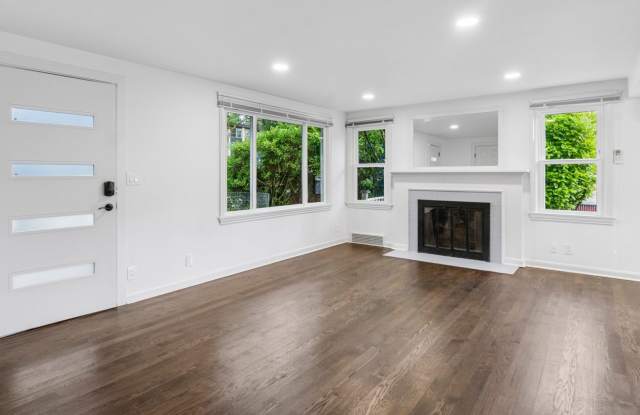 Updated 2 bed 1 bath Wedgewood area home - 11019 35th Avenue Northeast, Seattle, WA 98125
