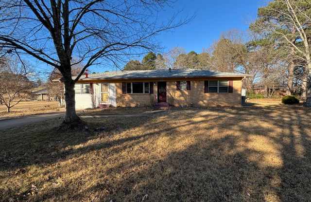 Welcome to this charming 3-bedroom, 2-bathroom home located in the desirable west side of Russellville, AR. photos photos