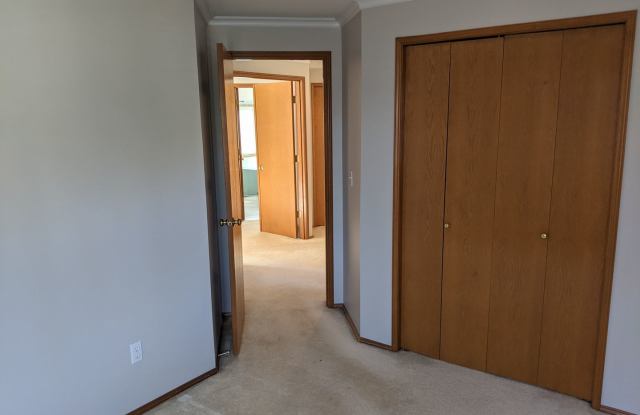 Spacious Single Family Home with Large Yard and Vaulted Ceilings! Flexible Lease Terms photos photos