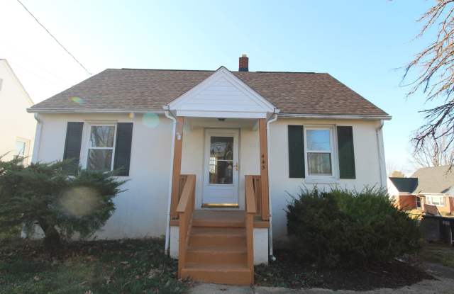 Two bed one bath. Big backyard. Street and all street parking. - 445 Myrtle Street, Harrisonburg, VA 22802