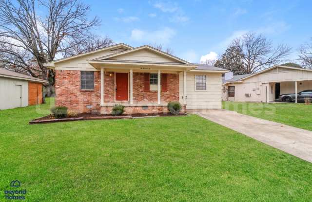 Move-In Ready 3 Bedroom Home with Modern Updates  Spacious Yard! photos photos