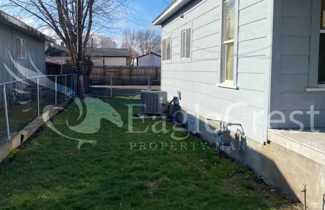 Charming 2 Bedroom 1 Bathroom Home With 1 Car Garage and A Covered Porch Gallery 3