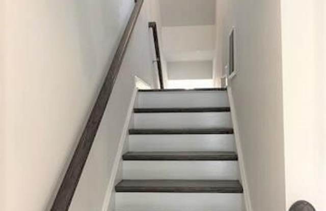 1010 Drayman Place Gallery 2