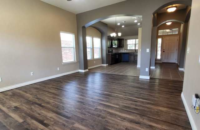 (3) Bed/(2) Bath in Norman w/ Storm Shelter! Walking Trails and Community Park! Gallery 3