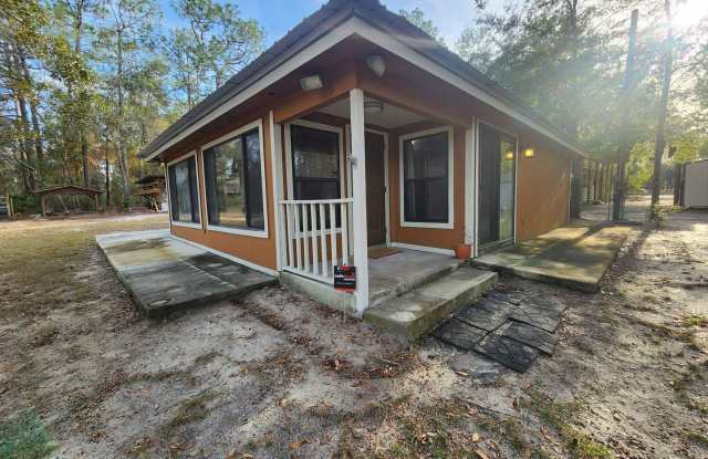 Beautiful 1Bedroom Bungalow next to Lake Hutchinson in Keystone Heights, FL photos photos
