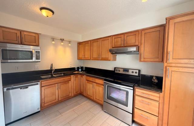 Freshly Painted Upper 2BR with Wood Fireplace and In-Unit Washer/Dryer Gallery 1