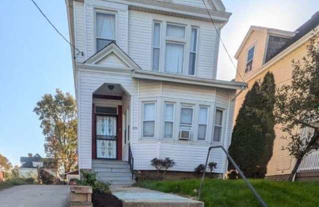 3918 Regent Avenue unit: 3 photos photos