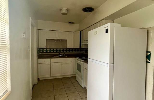 Large Single-family home features 3 bedrooms, 1.5 bathrooms. Gallery 4
