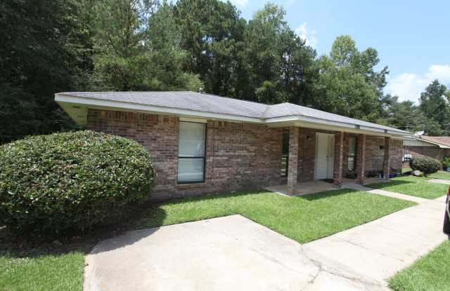 Hampton Drive Duplex Available in August! - 1383 Hampton Drive, Auburn, AL 36830