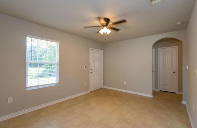 2 bedroom / 1 bath Move in ready in 77705! Gallery 4