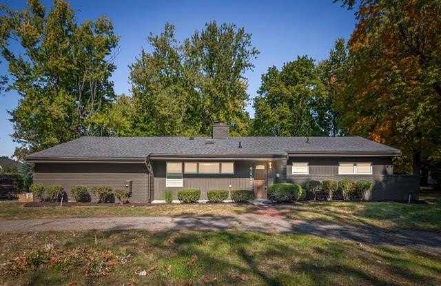 4550 W MAPLE Road photos photos