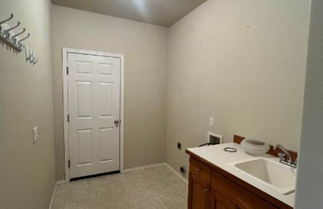 Spacious Olympia 3BD+Den - New Carpet & Paint Gallery 4