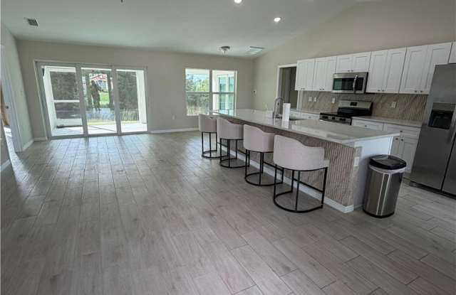 4034 NE 9TH Place Gallery 3