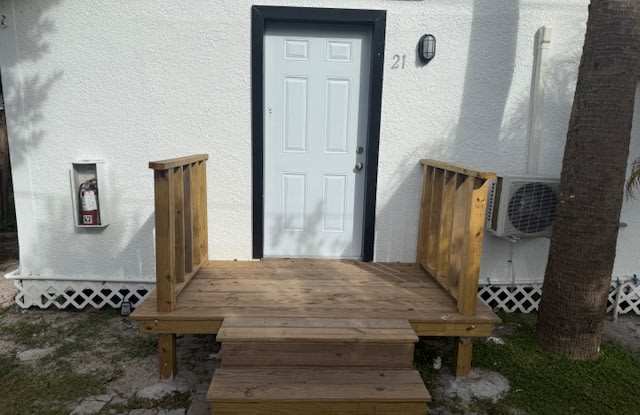 4605 North Hubert Avenue - 21 photos photos