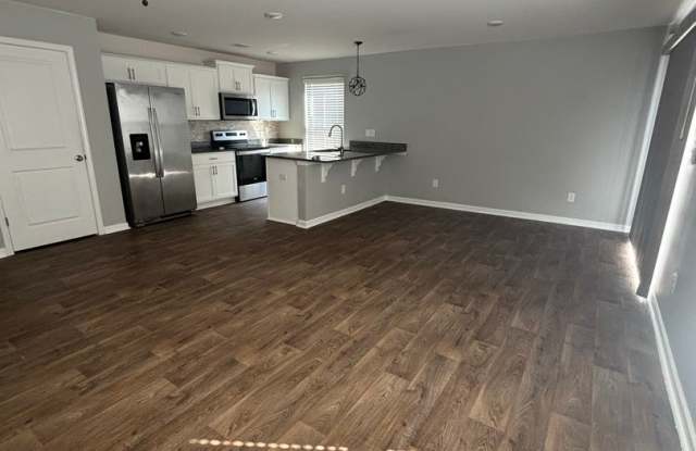 End unit with fenced in back yard Gallery 3