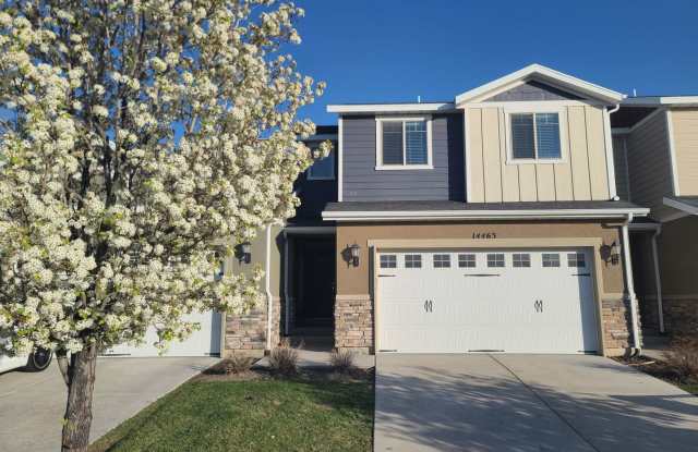3 Bed 2.5 Bath Available June 1st photos photos