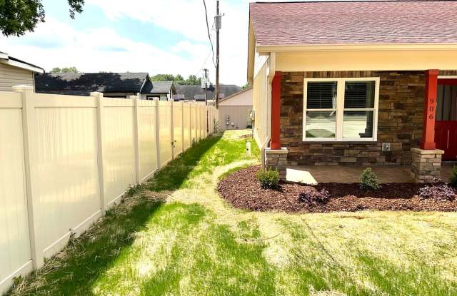 Court Square Town Home Duplex Apartment with Attached Garage Gallery 3