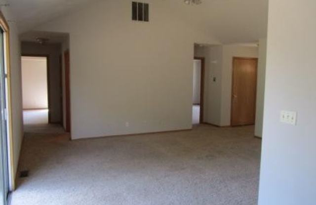 Cute 3 bedroom house in quiet neighborhood! Gallery 4
