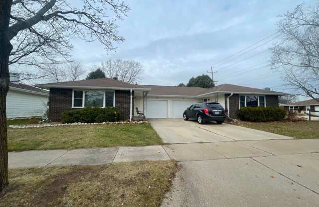 2 bed, 2 bath, duplex across from park. Appleton! photos photos