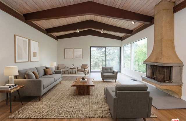 2819 Pacific View Trail - 2819 Pacific View Trail, Los Angeles, CA 90068