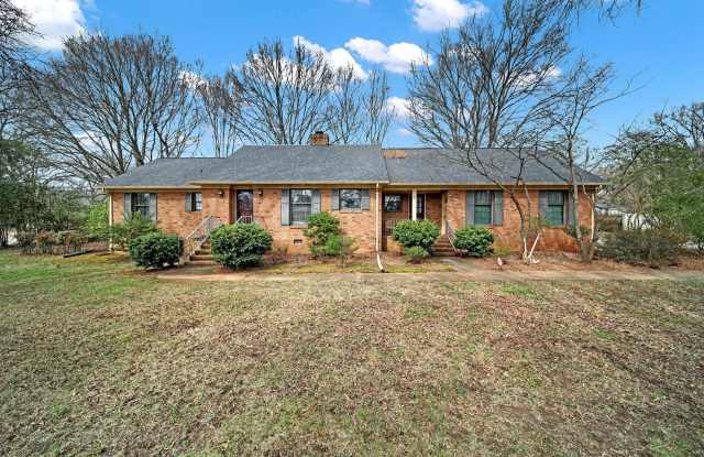 Lovely Home With Plenty of Space! - 168 Coulwood Drive, Charlotte, NC 28214