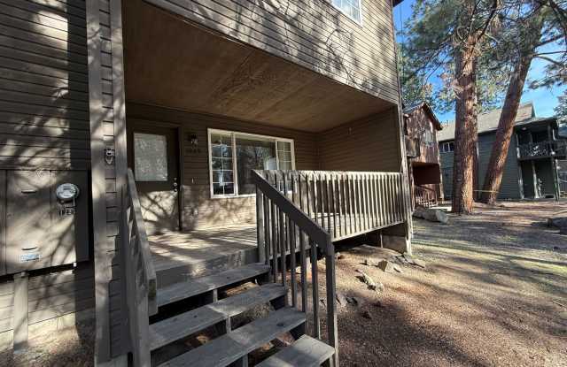 Close to COCC!  Townhouse, 2.5 Bath, W/D Hookups, Gas Fireplace, Water/Sewer Paid, Garage photos photos