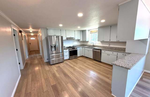 CHECK OUT THIS BEAUTIFUL HOME ON ACERAGE JUST MINUTES FROM REDMOND! photos photos