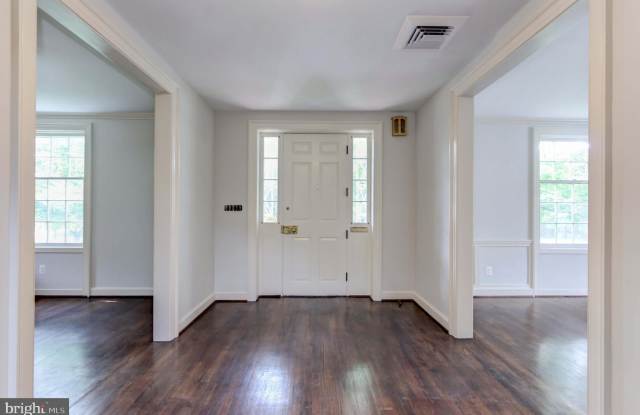 10 W LAKE AVENUE Gallery 4