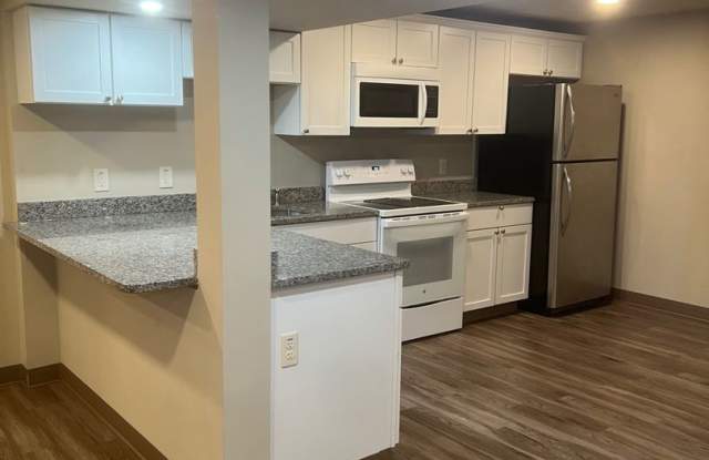 18231 Wisconsin Avenue, Brookfield - 2 Bedroom Condo Gallery 2