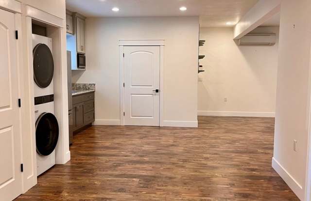 Beautifully Designed 1-Bedroom, 1-Bath Lower-Level Executive Suite Near the Hospitals Gallery 4