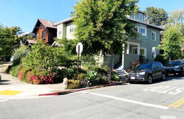 Spacious 4 Bedroom / 1.5 Bath near UC Campus photos photos