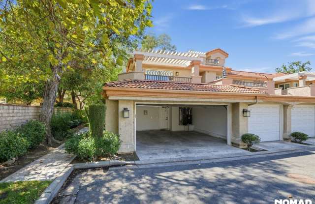 Stunning & Light-Filled 3BR/2.5BA End-Unit Townhome in Prime Valencia Gallery 3