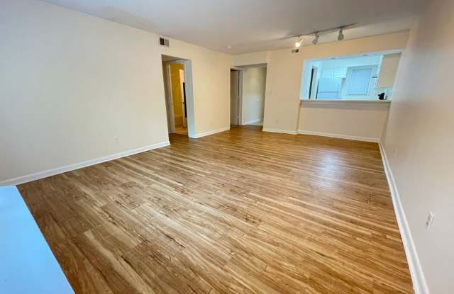 Awesome location walking distance to UNC, 2br w/ updates in Chancellor Square! Gallery 4