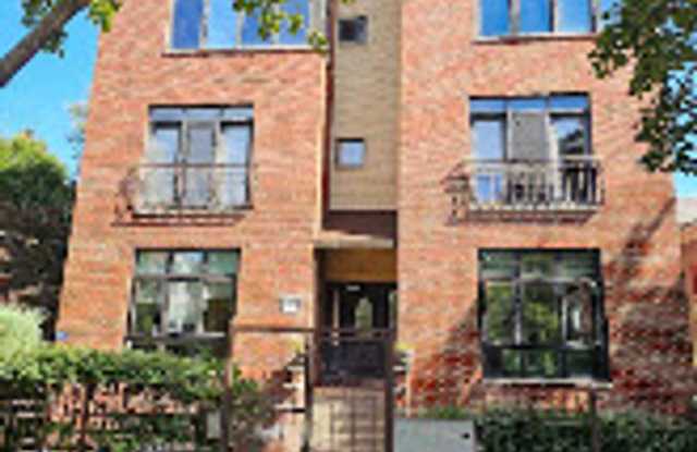 Stunning 2 Bed, 2 Bath Condo with Garage Parking & Private Outdoor Space in Rogers Park! Gallery 1