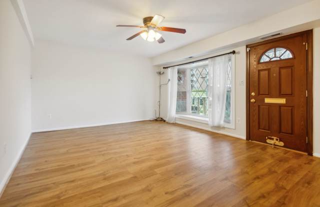 Wonderful, Cozy 2 Bedroom in Greenbelt Condo W/Parking! - 8042 Lakecrest Drive, Greenbelt, MD 20770