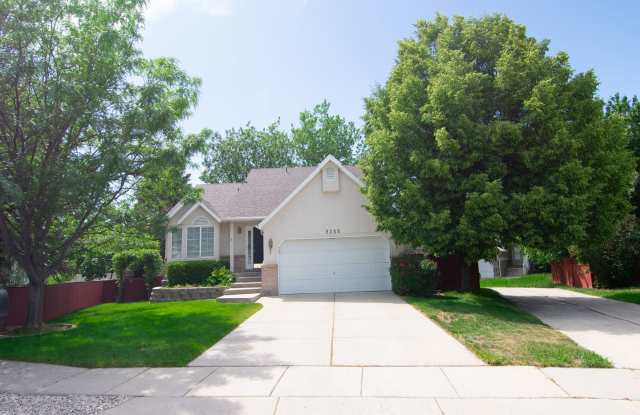 Charming 5-Bedroom Cul-de-Sac Home in Sandy with Garden Beds and Outdoor Space photos photos