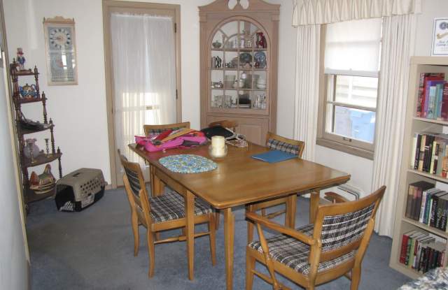 Great location in Richfield,*3Bed*1Bath single family home Avail Now! Gallery 4