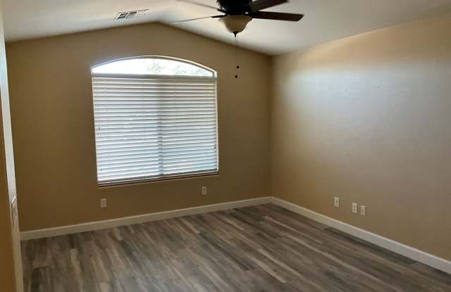Great single level home with pool in golf course community Gallery 3