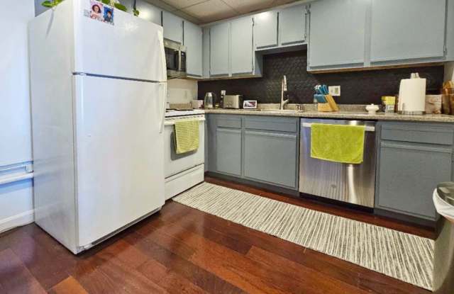 Large 1 bed 1 bath condo with elevator, washer and dryer in unit. assigned parking, well managed building photos photos