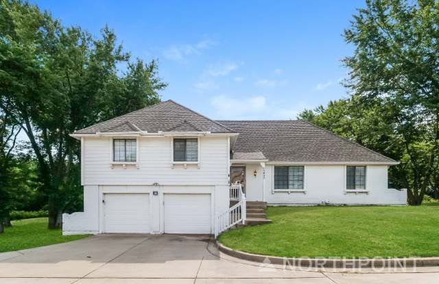 5 BR/2.5BA | Sprawling Single Family Home | 2-Car Garage | Huge backyard! Gallery 1