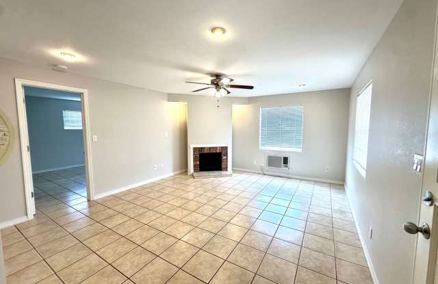 Unfurnished/Annual rental with 1br/1ba 1 carport available now in Clearwater! Gallery 3