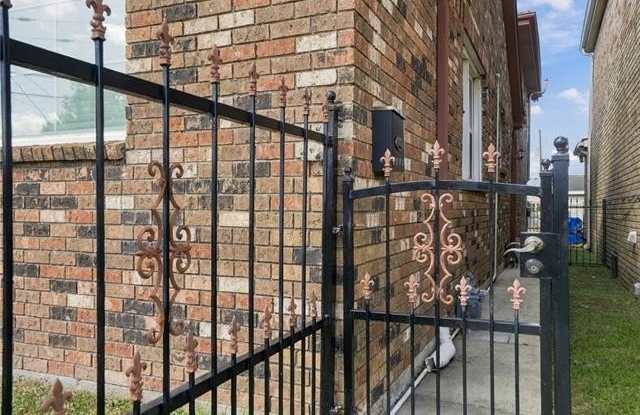 1438 REYNES Street Gallery 2