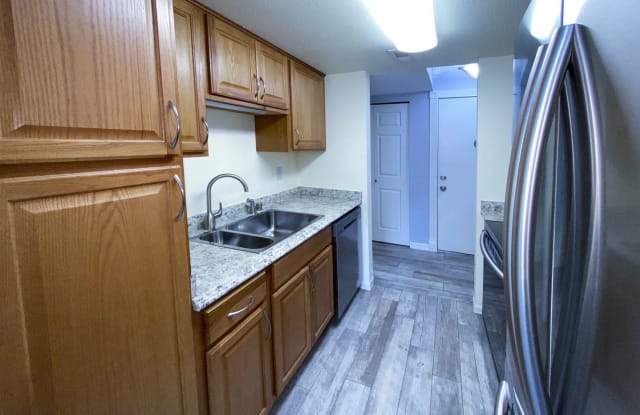 Newly Renovated 2 bedroom Condo in Kent - 10021 Southeast 235th Place, Kent, WA 98031