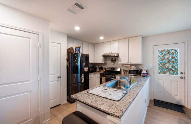 Comfortable 3BR Home with Modern Conveniences Gallery 4