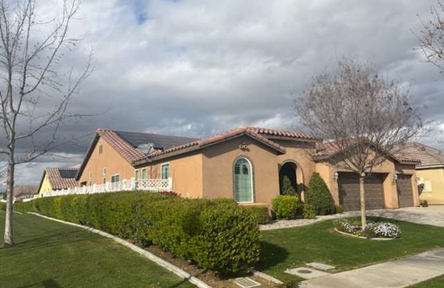 4 Bedroom Home with 3-Car Garage, Paid Solar & Community Pool Access Gallery 4