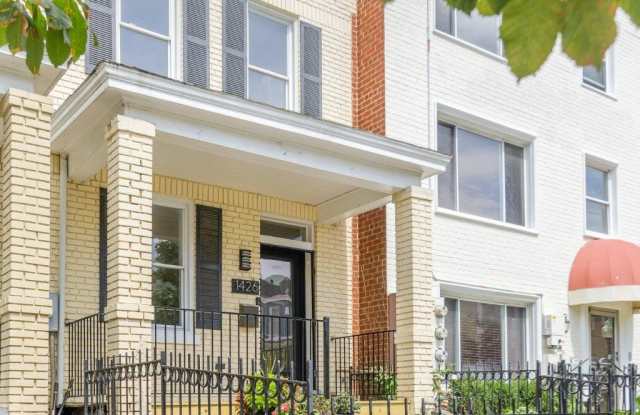1426 DUNCAN Street NE Gallery 2
