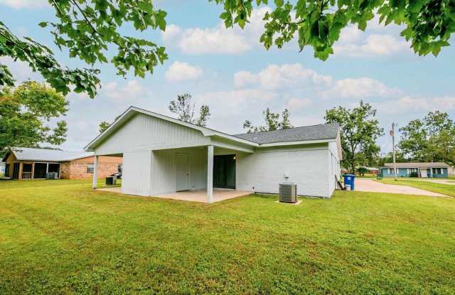 Available 10/15/2026! Beautiful 3 bed 2 bath duplex in Foley, AL. Gallery 4
