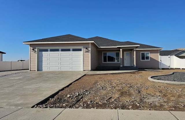 Newer 3 bdrm, 2 bath, RV parking / low maintenance yard, $2600 rent photos photos